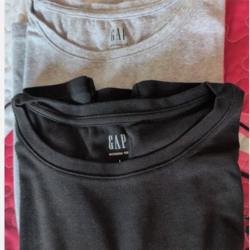 LOT OF 2 GAP MODERN TEE ONE BLACK, ONE HEATHERED GRAY BOTH SIZE LARGE